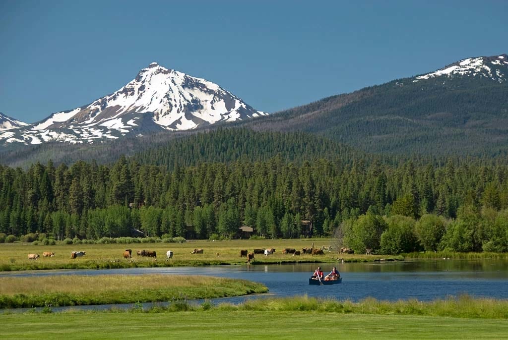 Guests in a canoe, horses and the mountains.