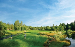 A picture of someone golfing at a Central Oregon golf course.