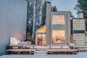 The exterior of a vacation rental to stay at when visiting Oregon in winter.