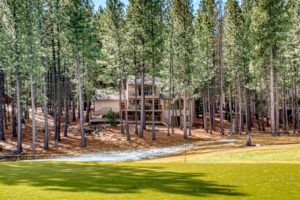 The exterior view of cabin rentals in Oregon to stay at when visiting in the fall.