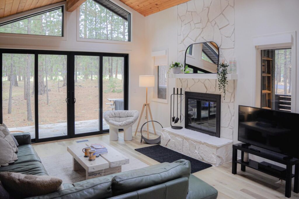The living area of an Oregon vacation rental to relax in after traveling from Bend to Sisters.