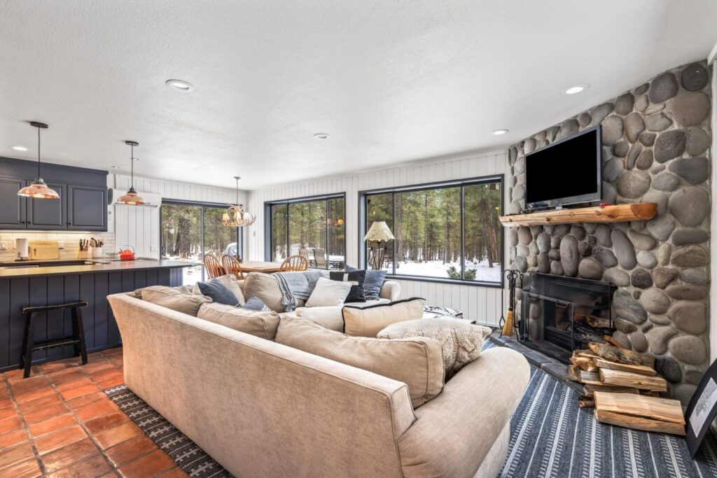 The living area of a Sisters vacation rental to stay at on a ski vacation in Oregon.